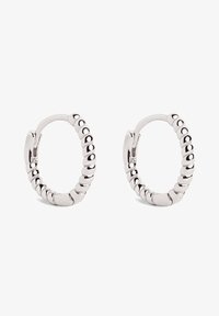 Pendientes de aro de plata con un diseño texturizado y de cuentas. Acabado suave con acentos redondeados, que muestran una superficie brillante y reflectante.