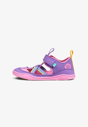 Lila- und rosa Kinderschuh mit flexibler Bauweise, verstellbarem Riemen und bunten Überkreuzriemen. Verfügt über eine Zuglasche für einfaches Anziehen.