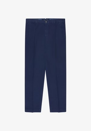 Pantalones rectos azul marino con pliegues frontales, bolsillos laterales, trabillas para cinturón, cierre de botón y cremallera.