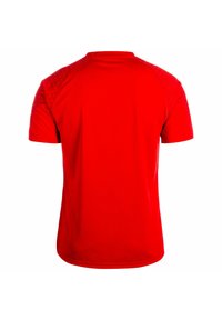 Maglietta atletica rossa a maniche corte, con un motivo geometrico testurizzato sulle spalle e un collo rotondo. Finitura in tessuto liscio.