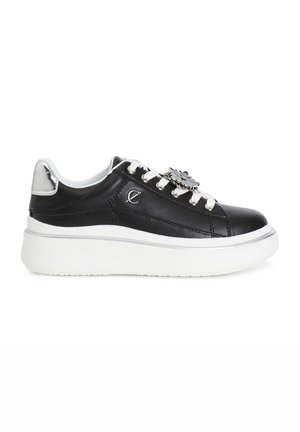Zwarte synthetische sneakers met een witte rubberen zool, zilveren accenten en een decoratieve bloemvormige detail op de veters. Heeft platte veters.
