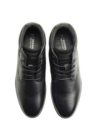 Zapatos de cuero negro con una textura suave, punta redonda, diseño de cordones y logo en la lengüeta, mostrados desde arriba. Talla 42.