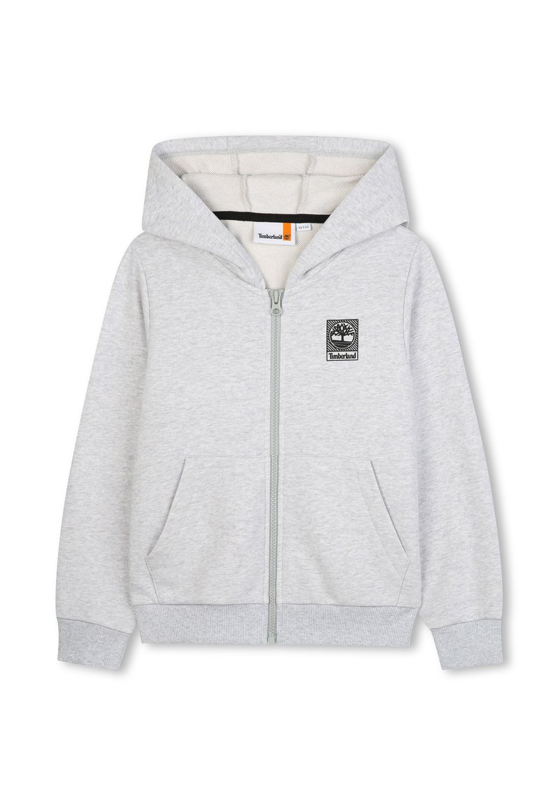 Sweatshirt à capuche gris à zip en matériau polaire, avec une poche avant, des poignets côtelés et un patch logo Timberland sur la poitrine.