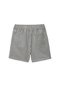 Shorts pour hommes avec un motif à rayures verticales noir et blanc, dotés d'une taille élastique et d'une poche arrière unique avec des coutures contrastées.