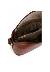 Borsa in pelle marrone con chiusura a zip, dotata di due scomparti interni e una piccola tasca con zip; texture liscia e design minimalista.