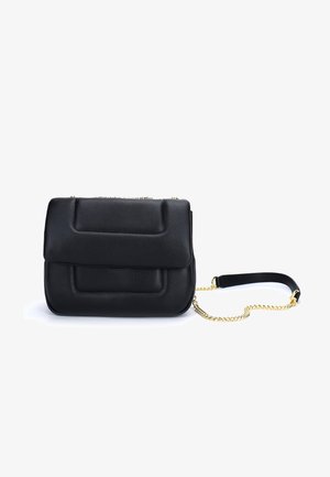 Borsa a tracolla in pelle nera con superficie testurizzata, dotata di una catena dorata e un design strutturato con chiusura a flap e cuciture in evidenza.