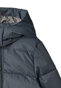 Marineblauw pufferjack met capuchon, voorzien van een geruite voering, klikknopen en doorgestikte details voor isolatie en warmte.