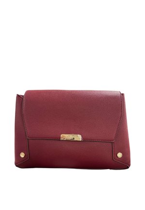Clutch rettangolare in pelle bordeaux con patta pieghevole, chiusura rettangolare tono oro al centro e dettagli con bottoni dorati agli angoli inferiori.