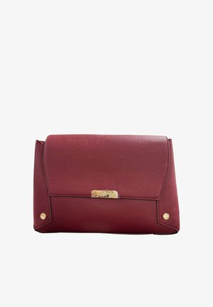 Clutch rettangolare in pelle bordeaux con patta pieghevole, chiusura rettangolare tono oro al centro e dettagli con bottoni dorati agli angoli inferiori.