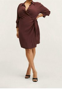 Burgundy wrap-asu, jossa on kaulus ja kolmanneksen hihat, vyötäröllä on solmimisnauha, valmistettu sileästä kankaasta, joka hehkuu hieman.