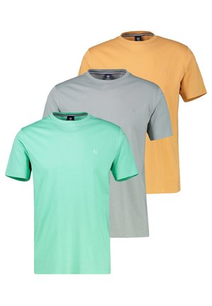 Drei schlichte Rundhalsshirts in Minzgrün, Hellgrau und Senfgelb, übereinander liegend auf weißem Hintergrund dargestellt.