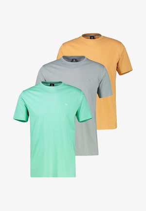 Drei schlichte Rundhalsshirts in Minzgrün, Hellgrau und Senfgelb, übereinander liegend auf weißem Hintergrund dargestellt.
