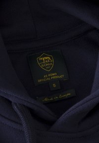 Donkerblauwe hoodie met een zachte textuur. Bevat een label met "AS ROMA" en "Made in Europe." Maat aangegeven als small.