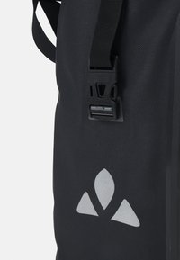 Borsa impermeabile nera con un logo grigio ben visibile. La superficie presenta un motivo testurizzato e include una robusta fibbia in plastica nera.