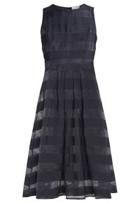 Mörkblå ärmlös klänning med horisontella randiga texturer, veckad kjol och en åtsittande liv med en diskret dragkedja på ryggen.
