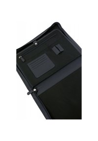 Portfolio in pelle nera con chiusura a zip, tasca interna, scomparti per carte e rivestimento testurizzato. Esterno liscio con hardware minimale.