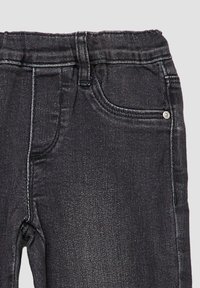 Zwarte denim broek met een elastische tailleband, een voorzak en subtiele stikdetails. Soepele textuur met een slim fit ontwerp.