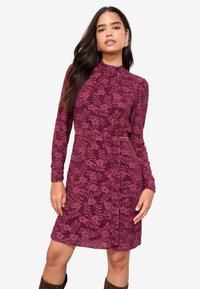 Bordo garais piedurkņu kleita ar ziedu rakstu, pieguļo�ša jostasvietā ar jostu un augstu apkakli. Mīksta tekstūra un ceļgala garuma griezums.