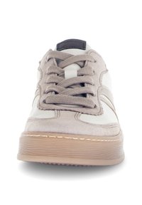 Heren sneakers met een zachte beige suède en witte leren bovenkant, ronde neus, vetersluiting en een geprofileerde rubberen zool.
