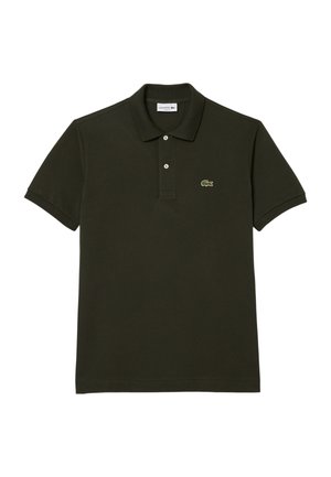 Donkergroene polo van katoen, met een klassieke kraag, een twee-knopenstraat en een klein geborduurd krokodillenlogo op de borst.