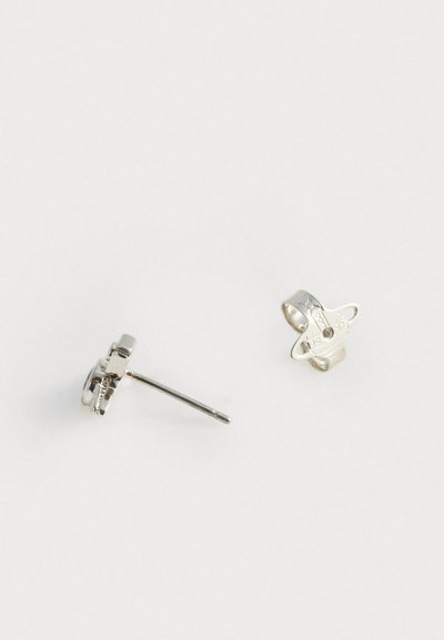 Zilveren studs in de vorm van een planeet met ringen, voorzien van ingewikkelde details en een elegante afwerking. Het metaal lijkt gepolijst en glad.