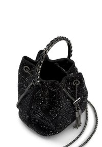 Czarna torebka-bucket wykonana z teksturowanej tkaniny, z misternym zdobieniem z koralików i ćwieków, podwójnymi łańcuchami oraz ściąganym zamknięciem.