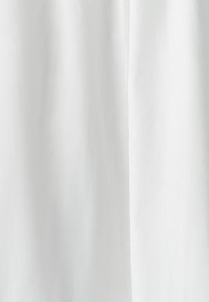 Hvide stofdraperier med en glat tekstur, der har subtile variationer i opacitet og ingen synlige mønstre eller udsmykninger.