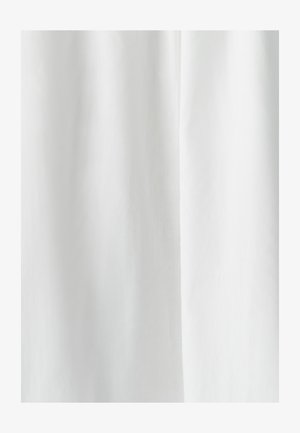 Des rideaux en tissu blanc à la texture lisse, présentant des variations subtiles d'opacité et sans motifs ni embellissements visibles.