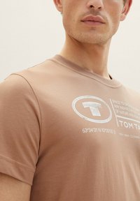 TOM TAILOR LOGO PRINT - Camiseta estampada - desert fawn