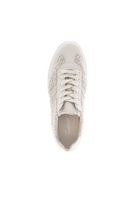 Lichtbeige sneaker met een zachte textuur, suede en gebreide details, ronde neus, vetersluiting en een minimalistisch logo op de tong.