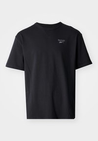 Svart t-shirt med rund halsringning, korta ärmar och en Reebok-logotyp i silver på övre vänstra bröstet. Tillverkad av mjukt bomullsmaterial.
