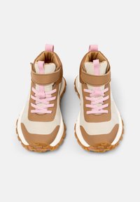 Brązowe i kremowe wysokie sneakersy z różowymi sznurówkami, posiadające teksturowaną gumową podeszwę i dwukolorowy design. Rzep na wysokości kostki.