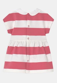 Kratší rukávová dětská šaty s širokými růžovými a bílými vodorovnými pruhy, bílým límcem ve stylu Peter Pan a předními patentkami.