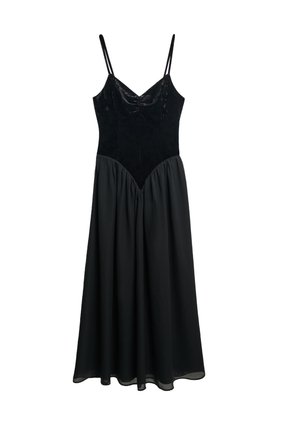Sort kjole med et fløjlsbærestykke og en flydende chiffon nederdel. Har tynde stropper og en sweetheart-udskæring med samlet stof ved taljen.