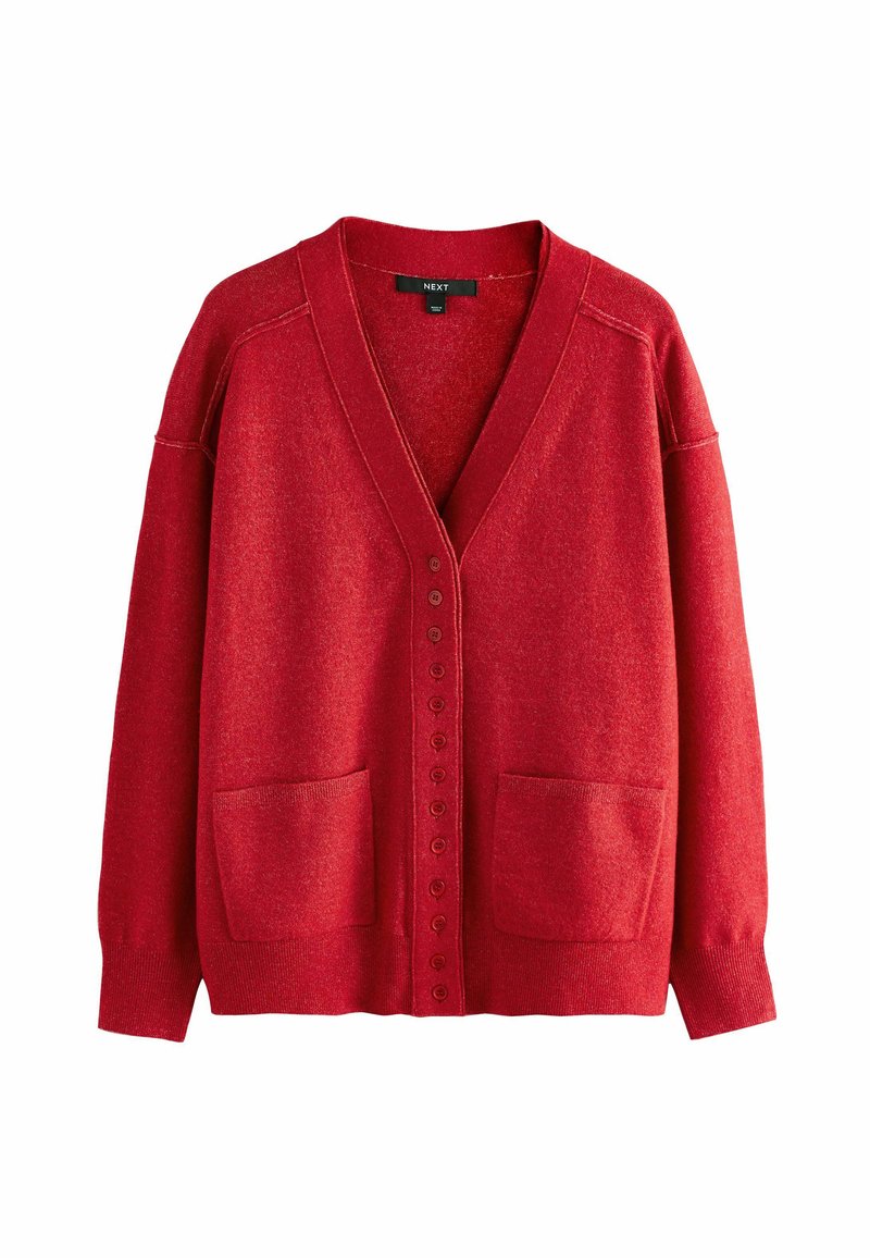 Cardigan rouge en tricot avec un col en V, fermeture par boutons et deux poches avant. Il présente une texture douce et une coupe ample, avec des manches raglan.
