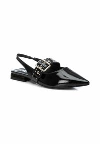 Zapato slingback de charol negro con punta afilada, detalle de hebilla ancha y acentos plateados. Tacón bajo en bloque, diseño elegante, textura suave.