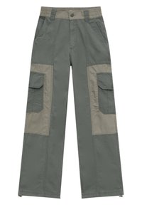 Cargo kalhoty v tmavě šedé barvě s světlými šedými bočními panely, mají více kapes, zapínání na knoflík a elastický pás pro pohodlí.