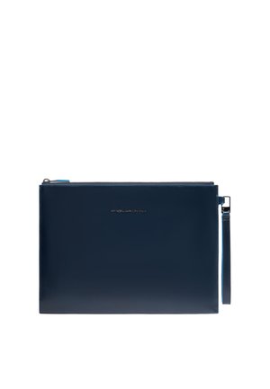 Bolso de mano rectangular de cuero azul marino con cierre de cremallera y correa de muñeca, con un pequeño logo metálico en el centro frontal.