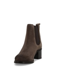 Stivale alla caviglia in suede marrone con tacco a blocco, pannello elastico laterale e linguetta, su sfondo bianco.