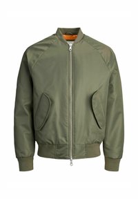 Maslinasto zelena bomber jakna s prednjim patentnim zatvaračem, raglan rukavima, dvije bočne džepove i rebrastim manžetama. Unutrašnjost sadrži svijetlu narančastu podstavu.