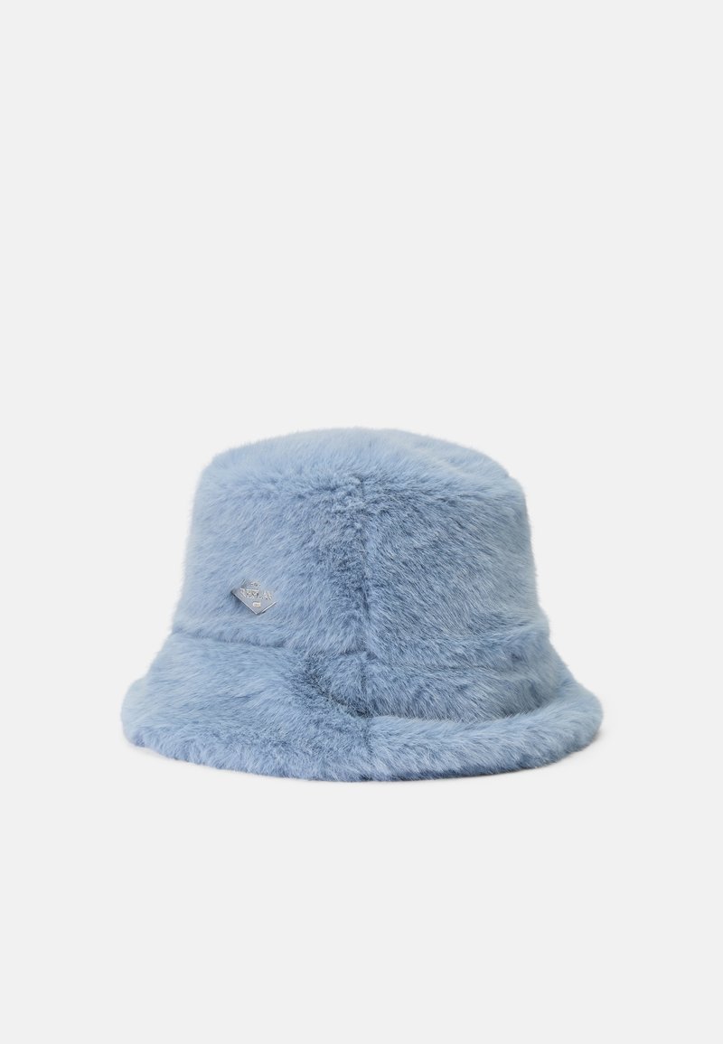 Faux fur bucket hat i lys blå med en blød tekstur, der har en flad skygge og et lille metallic logo-emblem på siden.
