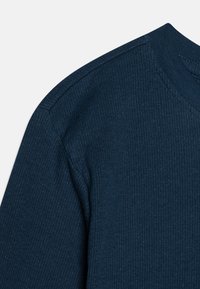 Marineblauwe geribbelde longsleeve shirt met een crew neck en gestikte naden, met een soepele textuur en een aansluitend ontwerp.