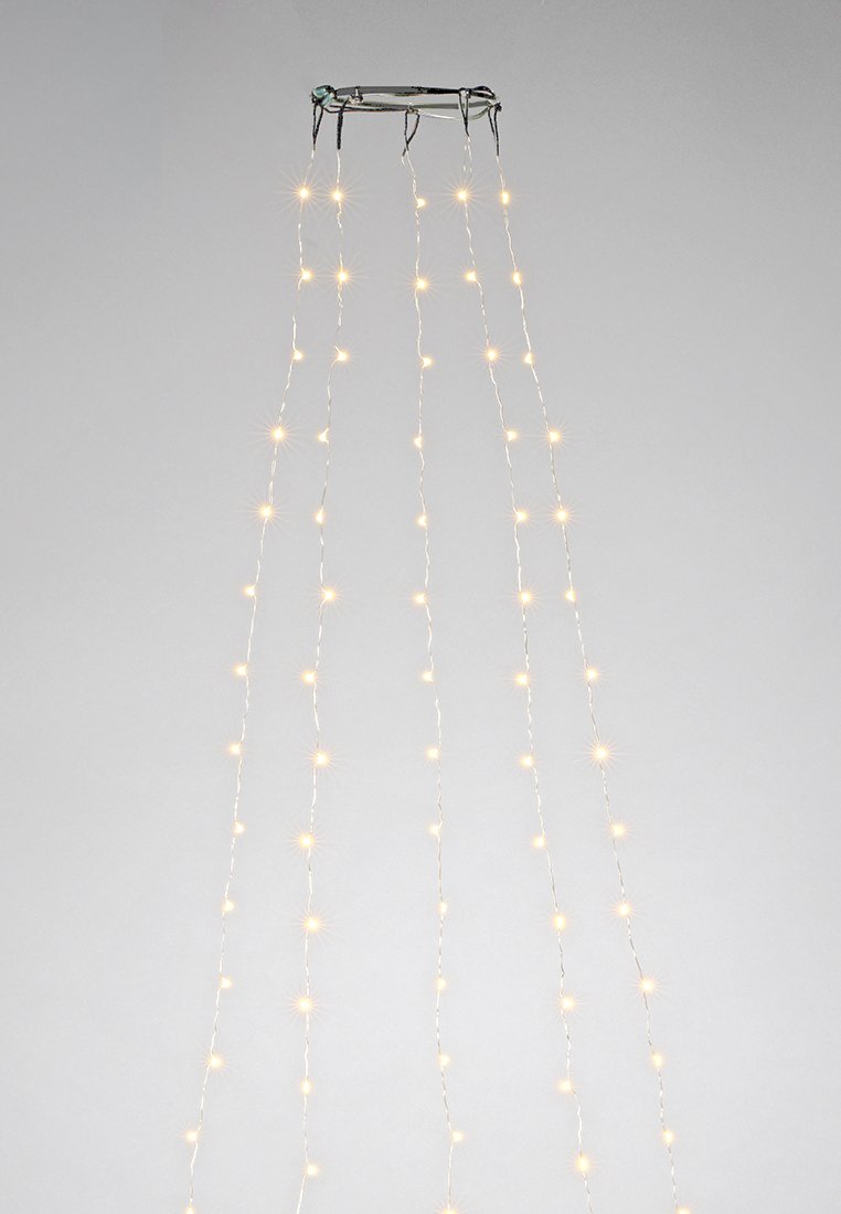 Metalen ring met vijf strengen warme witte hangende fairy lights tegen een effen grijze achtergrond.