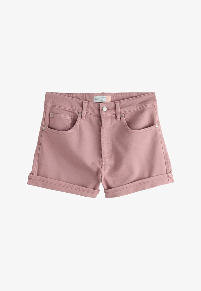 Shorts en denim rose avec revers retroussés, fermeture à bouton et glissière à l'avant, passants pour ceinture et design à cinq poches sur fond blanc.