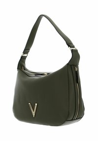 Borsa a spalla verde oliva in materiale sintetico testurizzato, con dettaglio del logo in tonalità oro e tasche laterali con zip per una maggiore funzionalità.