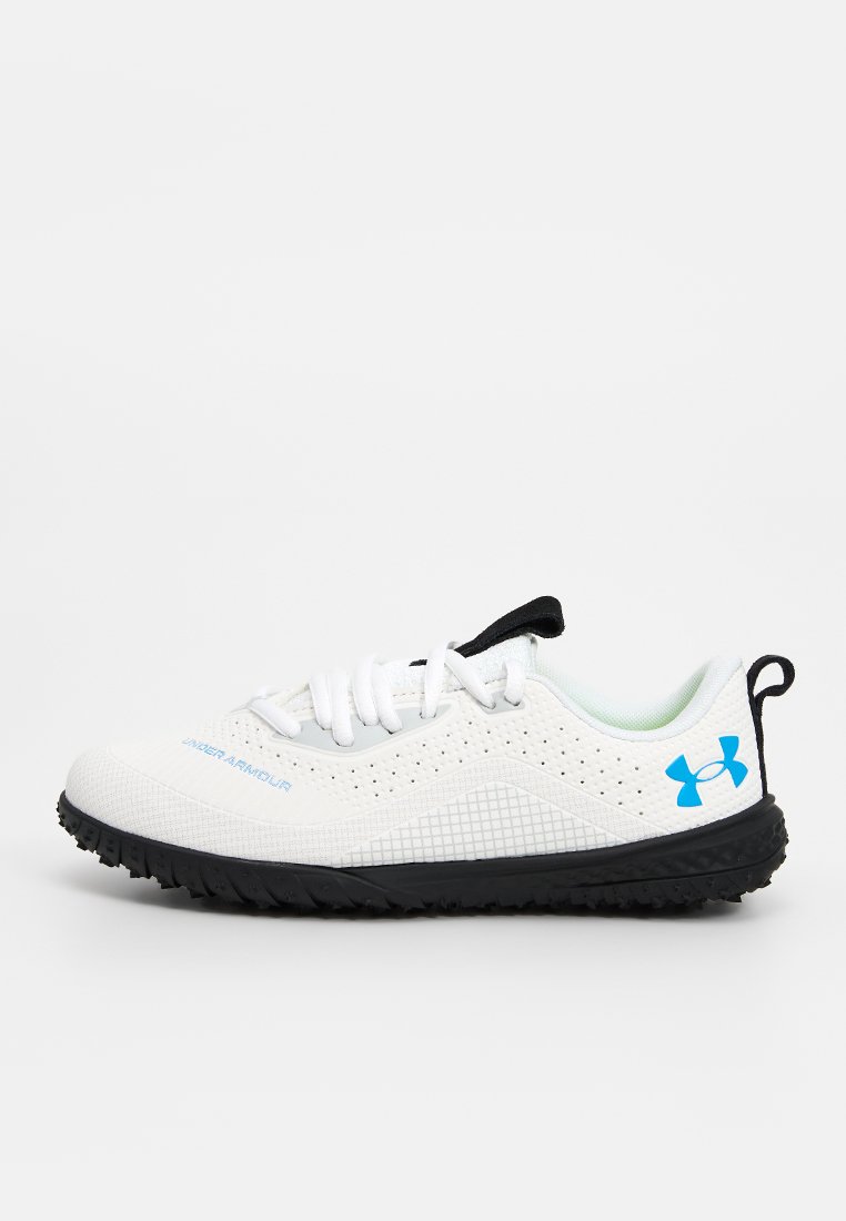 Chaussure de sport blanche avec une tige texturée, semelle en caoutchouc noire, perforations pour la respiration et logo accentué en bleu. Elle dispose d'un système de fermeture à lacets.