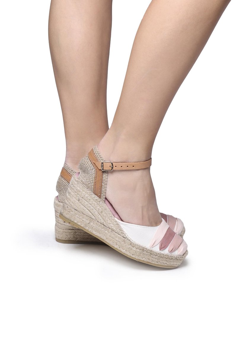 Espadrillas con zeppa e suola in juta intrecciata, tomaia in tessuto bianco con dettagli a righe rosa, cinturino alla caviglia regolabile color marrone chiaro e design aperto sulla punta.