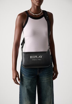 Zwart leren schoudertas met zilveren "REPLAY SINCE 1981" logo, gladde textuur, verstelbare schouderband en rechthoekige vorm.