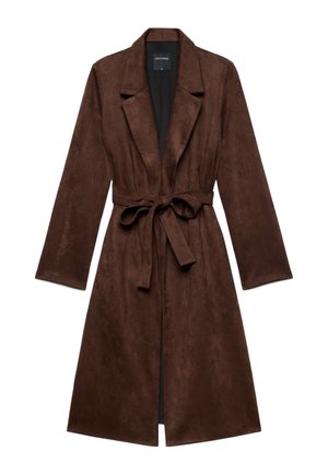Lungo cappotto in camoscio marrone scuro con ampi risvolti e cintura annodata in vita, appeso in piano su uno sfondo bianco.