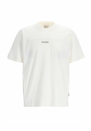 Camiseta blanca de manga corta hecha de algodón, con cuello redondo, y presenta un logo impreso "CHASIN'" en gris a lo largo del pecho.
